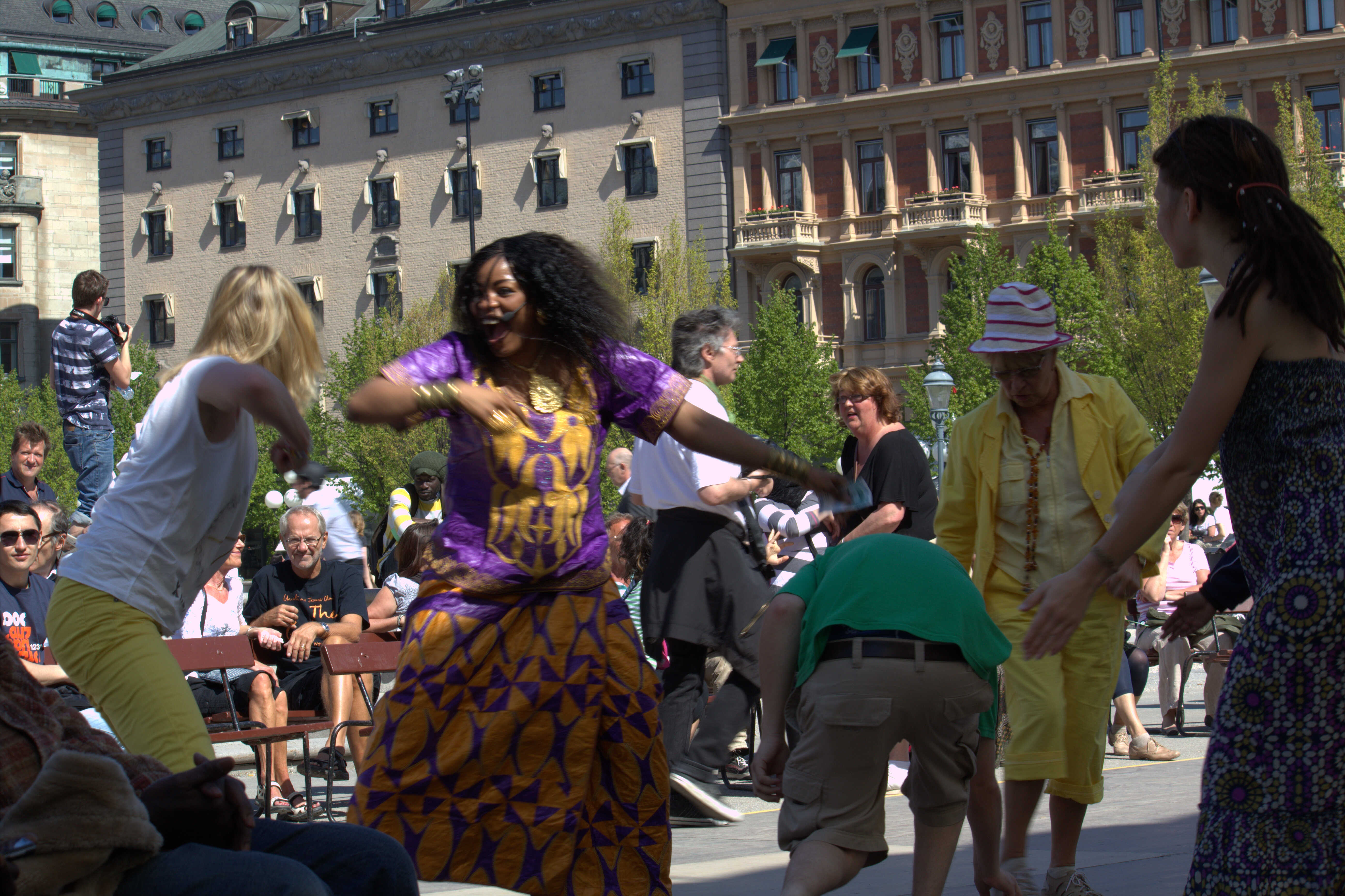 Rebaz Duo - Kom låt oss dansa! i Kungsträdgården under  juni och augusti på Parkteatern 2012.