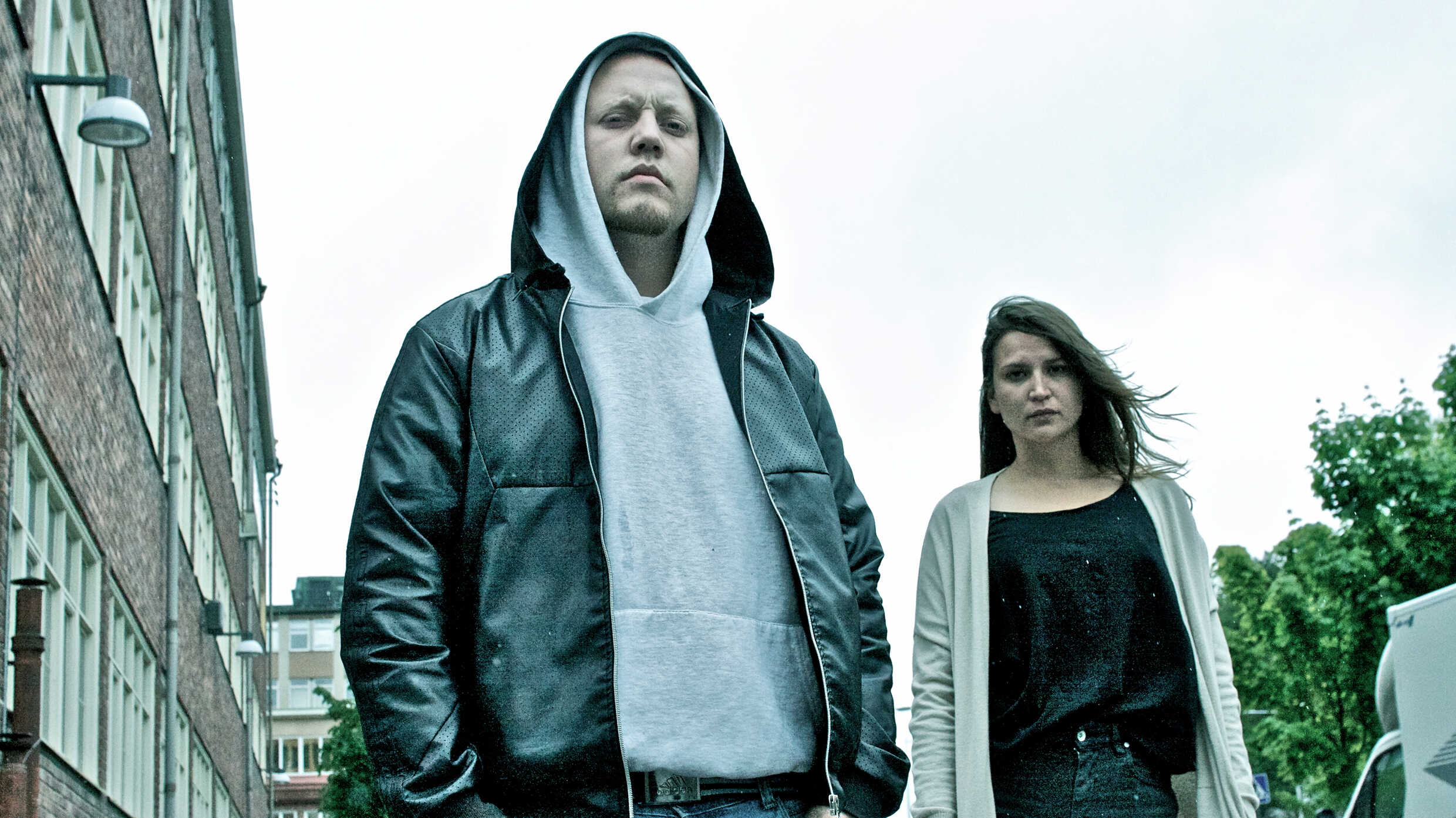 Sebastian Stakset och Alexandra Goic i Medans vi faller av Teater Fryshuset.