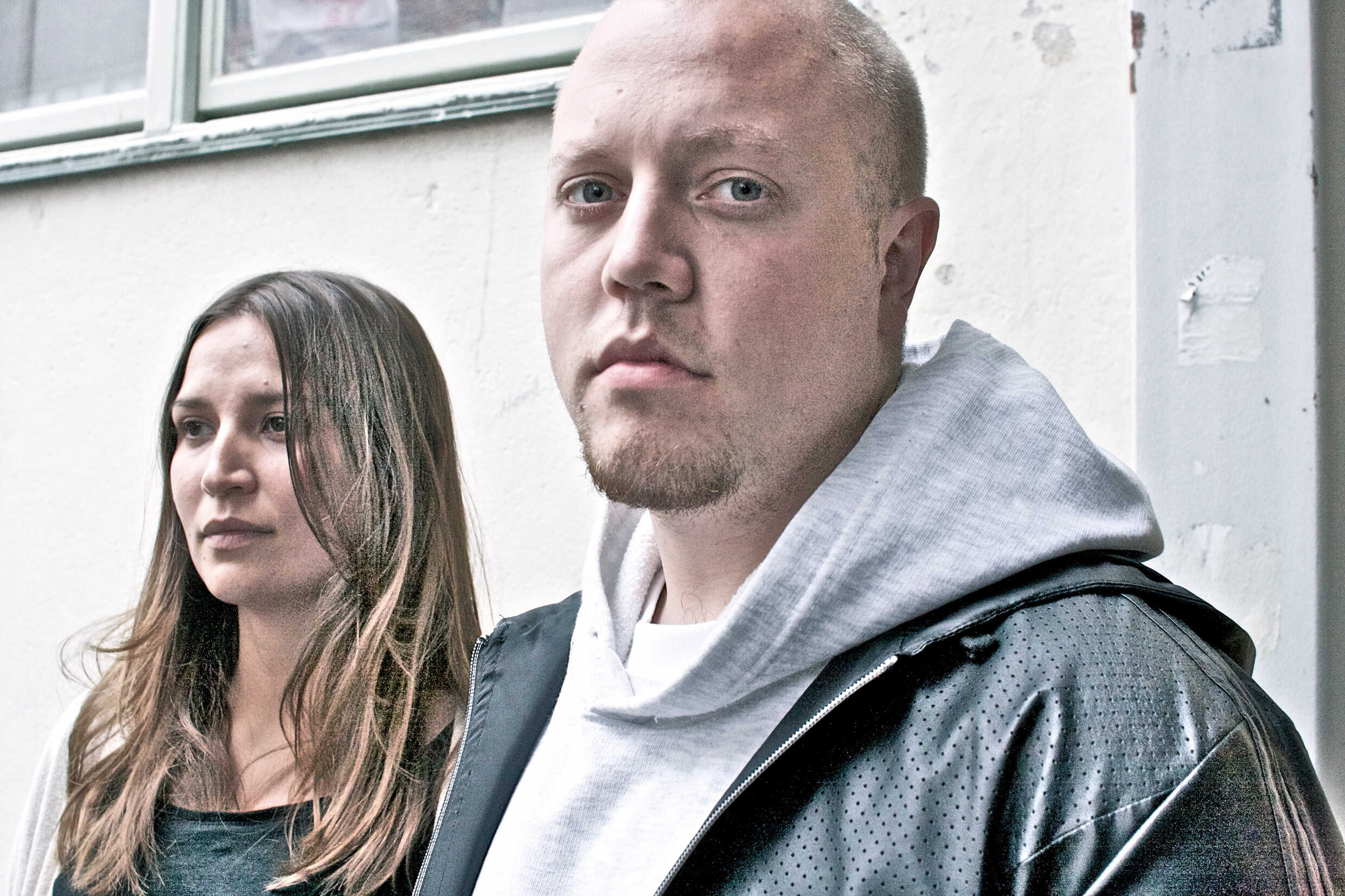 Sebastian Stakset och Alexandra Goic i Medans vi faller av Teater Fryshuset
