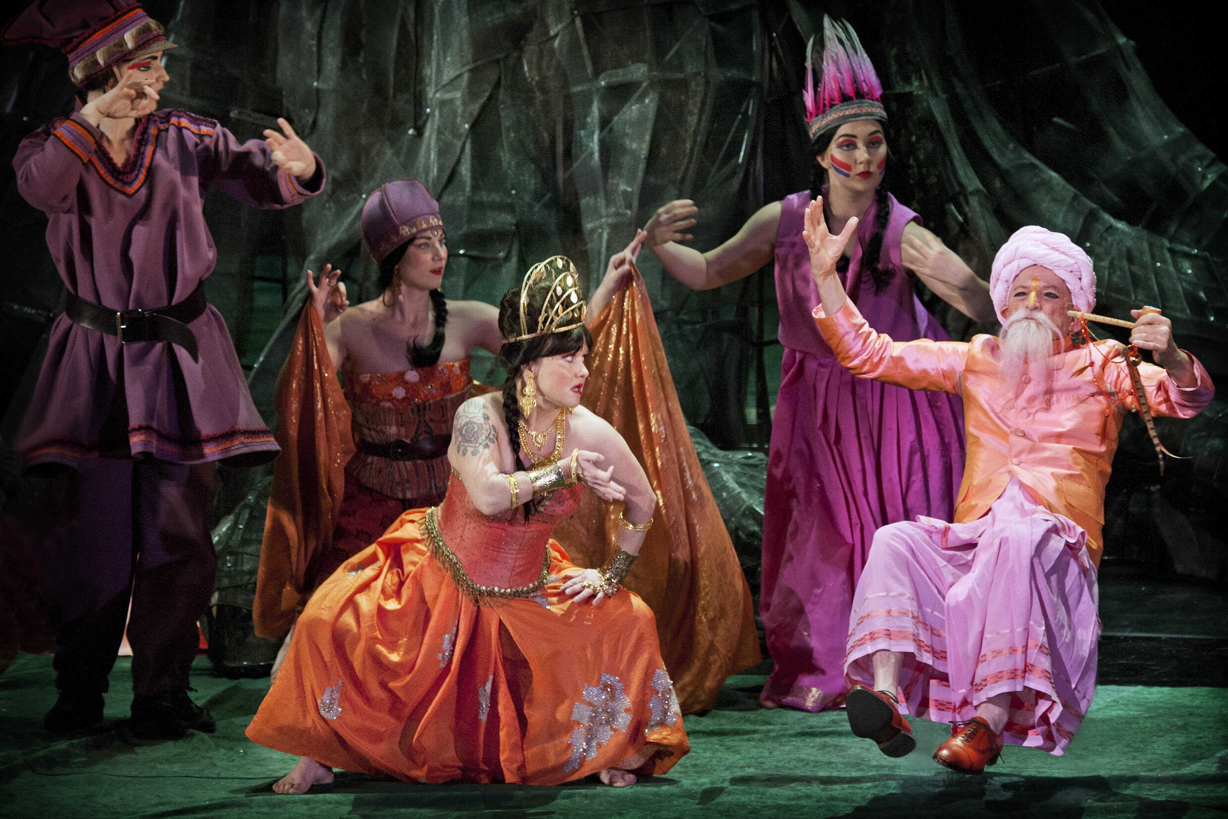 Emelie Englund, Johanna Liljemark, Siri Hamari, Anne RÃ¶nkkÃ¶ och Ã…ke Lundqvist i Peter Pan och Wendy. PremiÃ¤r 15 december pÃ¥ Stora scenen.