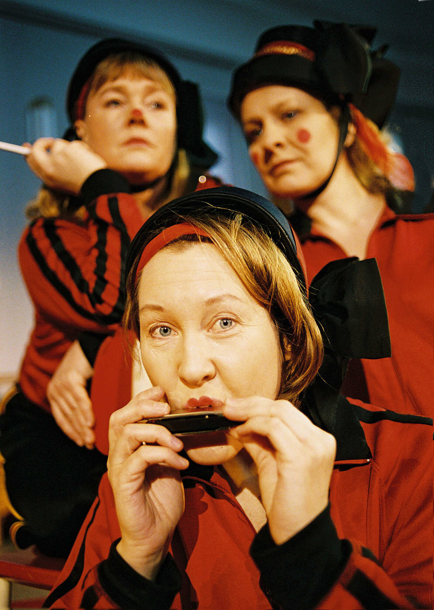 Parkteatern: Pia Oscarsson, Cecilia Nilsson och Annette Stenson-Fjordefalk i Ma-haha-jken Joha-honsson. Spelas 6-9 juli 2004.