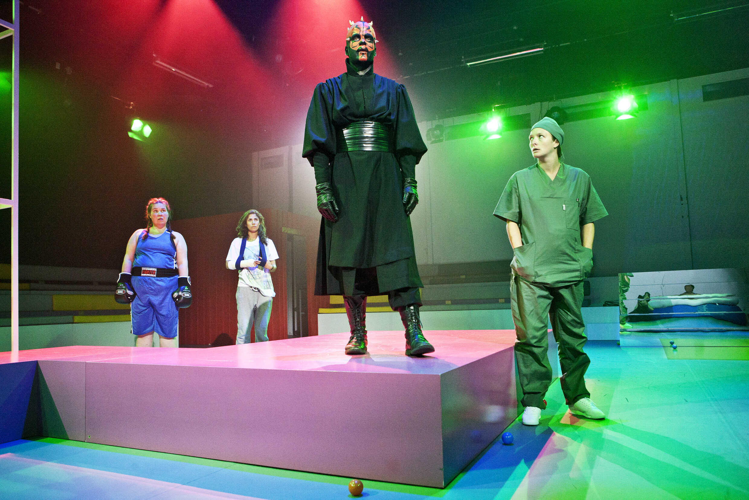 LÃ¤roplanen av konstnÃ¤rliga teamet och ensemblen. Medverkande pÃ¥ scenen, Linda Kunze, Angelica Radvolt, Lotti TÃ¶rnros, Victor Wigardt och AndrÃ© Nilsson. Regi Mattias Brunn, Scenografi och kostym Daniel Ã…kerstrÃ¶m-Steen, Ljus Karl Svensson, Mask Carina Saxenberg. UrpremiÃ¤r 27 september 2013