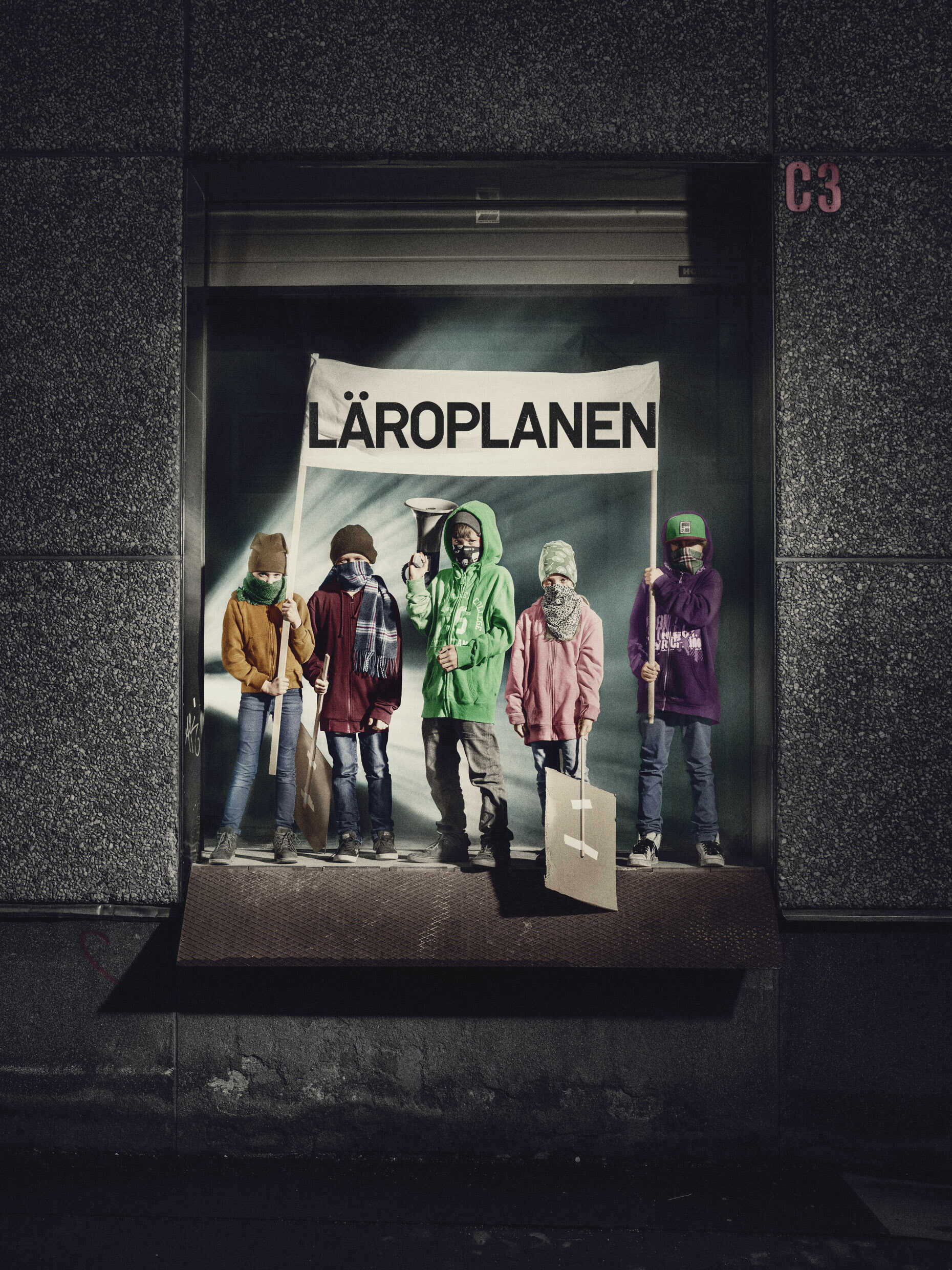 LÃ¤roplanen av konstnÃ¤rliga teamet och ensemblen. Medverkande pÃ¥ scenen, Linda Kunze, Angelica Radvolt, Lotti TÃ¶rnros, Victor Wigardt och AndrÃ© Nilsson. Regi Mattias Brunn, Scenografi och kostym Daniel Ã…kerstrÃ¶m-Steen, Ljus Karl Svensson, Mask Carina Saxenberg. UrpremiÃ¤r 27 september 2013