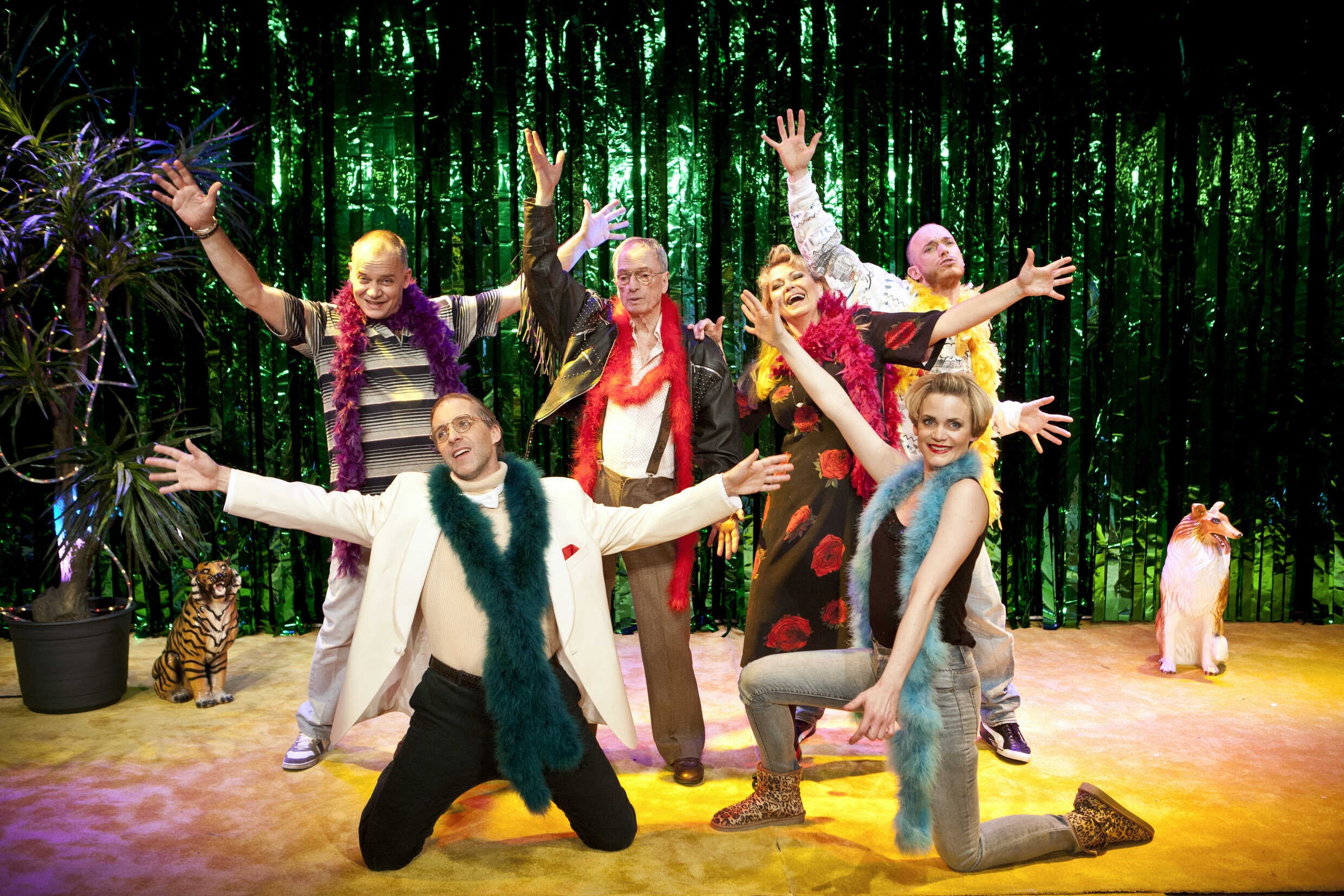 Gerhard Hoberstorfer, Ã…ke Lundqvist, Ing-Marie Carlsson, Albin Flinkas, Fredrik Meyer och Liv MjÃ¶nes i Soppan i halsen, urpremiÃ¤r 27 november 2013 pÃ¥ Klara Soppteater, Stadsteatern Kulturhuset