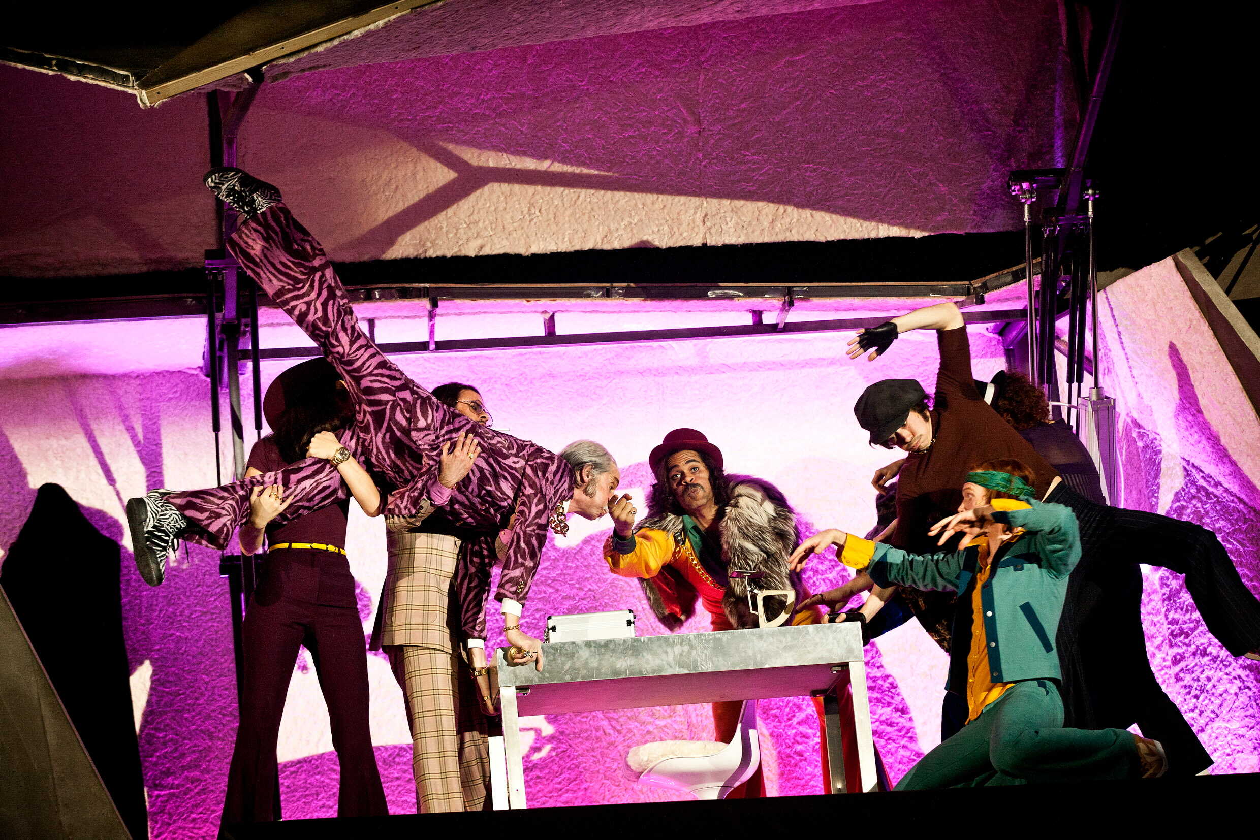 Ylva Olaison, Shebly Niavarani, Ulf Eklund, Peter Gardiner, Kristofer Kamiyasu och Jörgen Thorsson i Macbeth, premiär 22 december på Stora scenen, Kulturhuset Stadsteatern