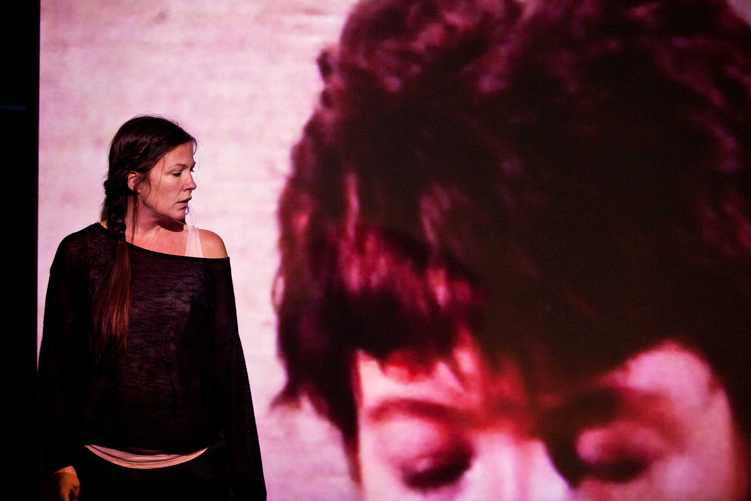 Sofi Helleday i Felicia försvann, urpremiär 14 december på Bryggan, Kulturhuset Stadsteatern.