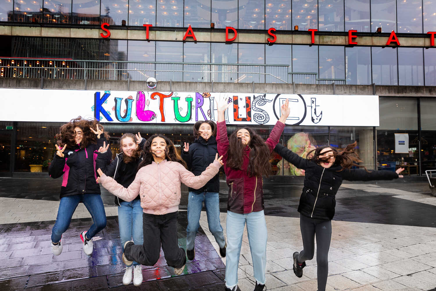 Elever från Montessori Mondial-skolan i Kista som medverkar i konstprojektet Mitt Kulturhus.