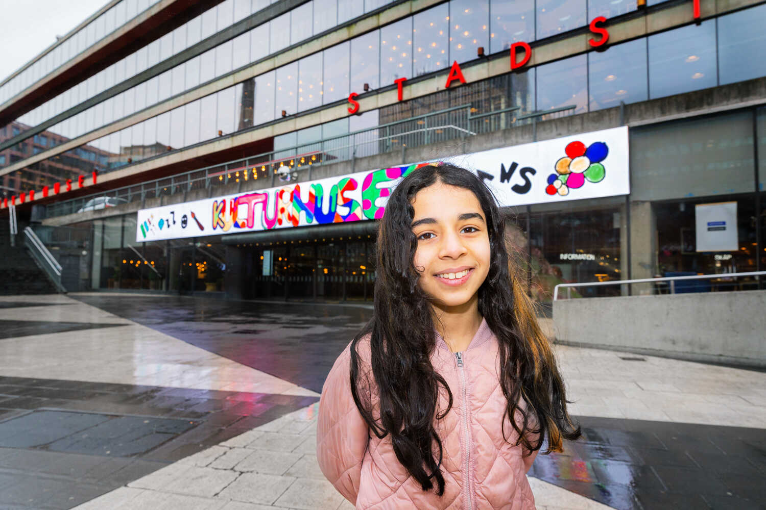 Elev från Montessori Mondial-skolan i Kista som medverkar i konstprojektet Mitt Kulturhus.