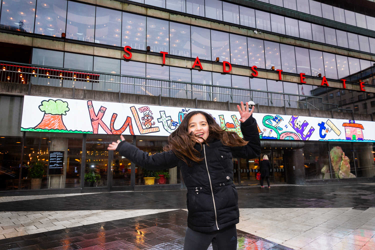 Elev från Montessori Mondial-skolan i Kista som medverkar i konstprojektet Mitt Kulturhus.