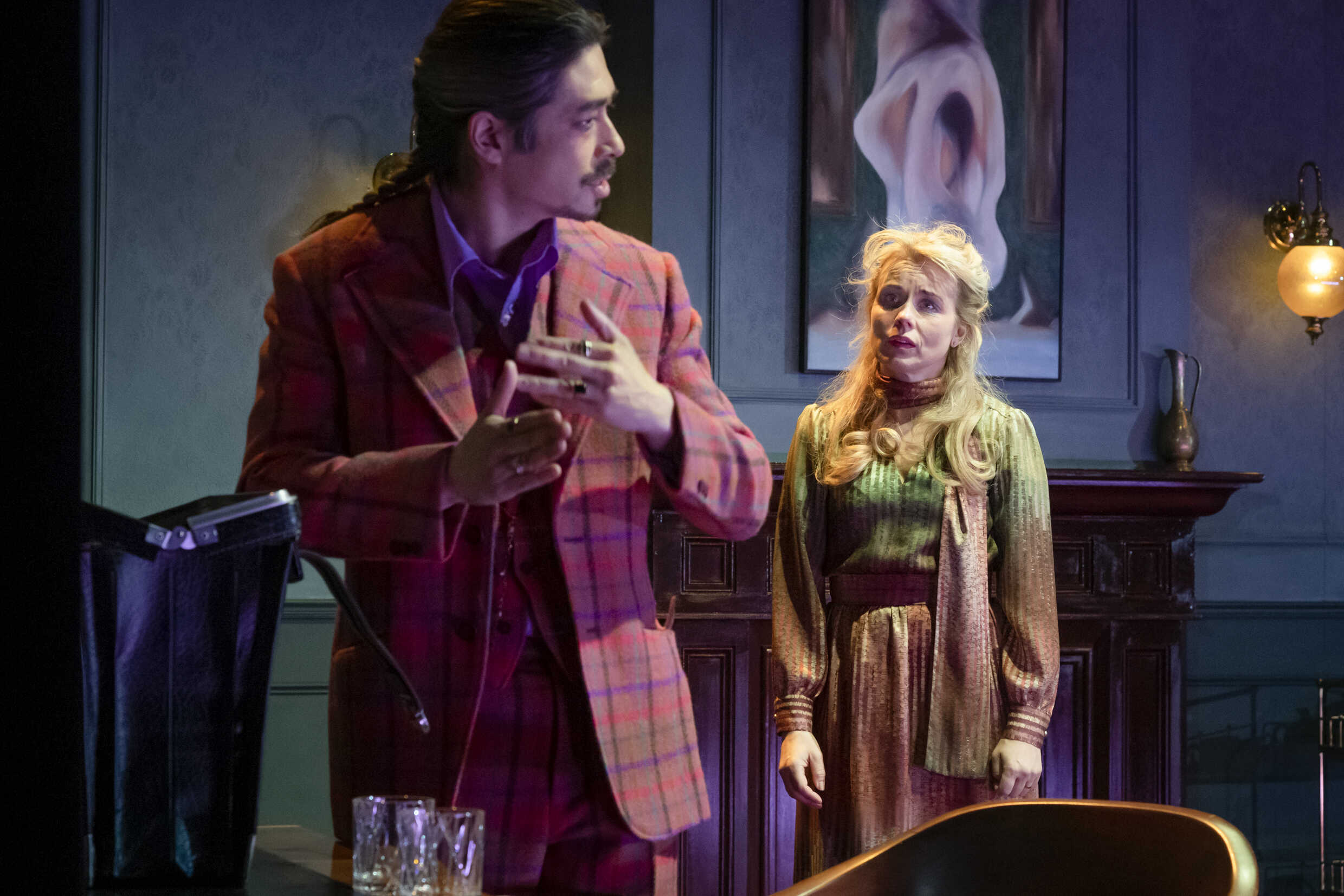 Helena af Sandeberg och Kristofer Kamiyasu i Gasljus. Premiär på Lilla scenen 7 maj 2021.