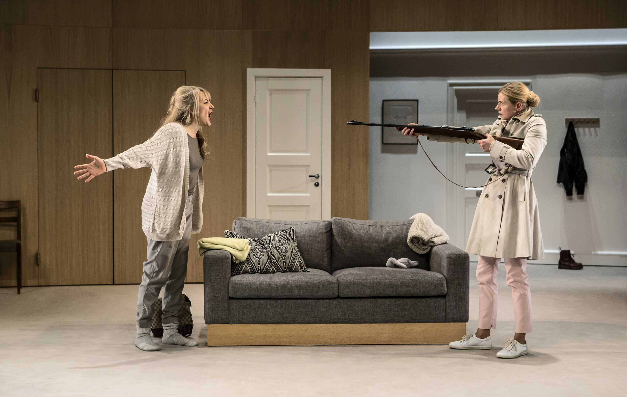 Lena B Eriksson och Cecilia Frode i Alla dagar, alla nätter. Premiär 5 mars på Lilla scenen, Kulturhuset Stadsteatern.
