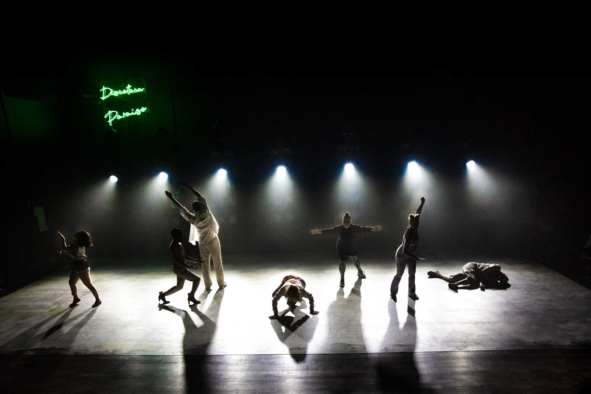 Maria Nohra, Samuel Astor, Joakim Gräns, Maria Sundbom Lörelius, Lotti Törnros, Rebecca Kaneld och Daniel Nyström i Inatt blir allting annorlunda Discoteca Paraiso. Premiär 3 september 2021 på Kulturhuset Skärholmen.