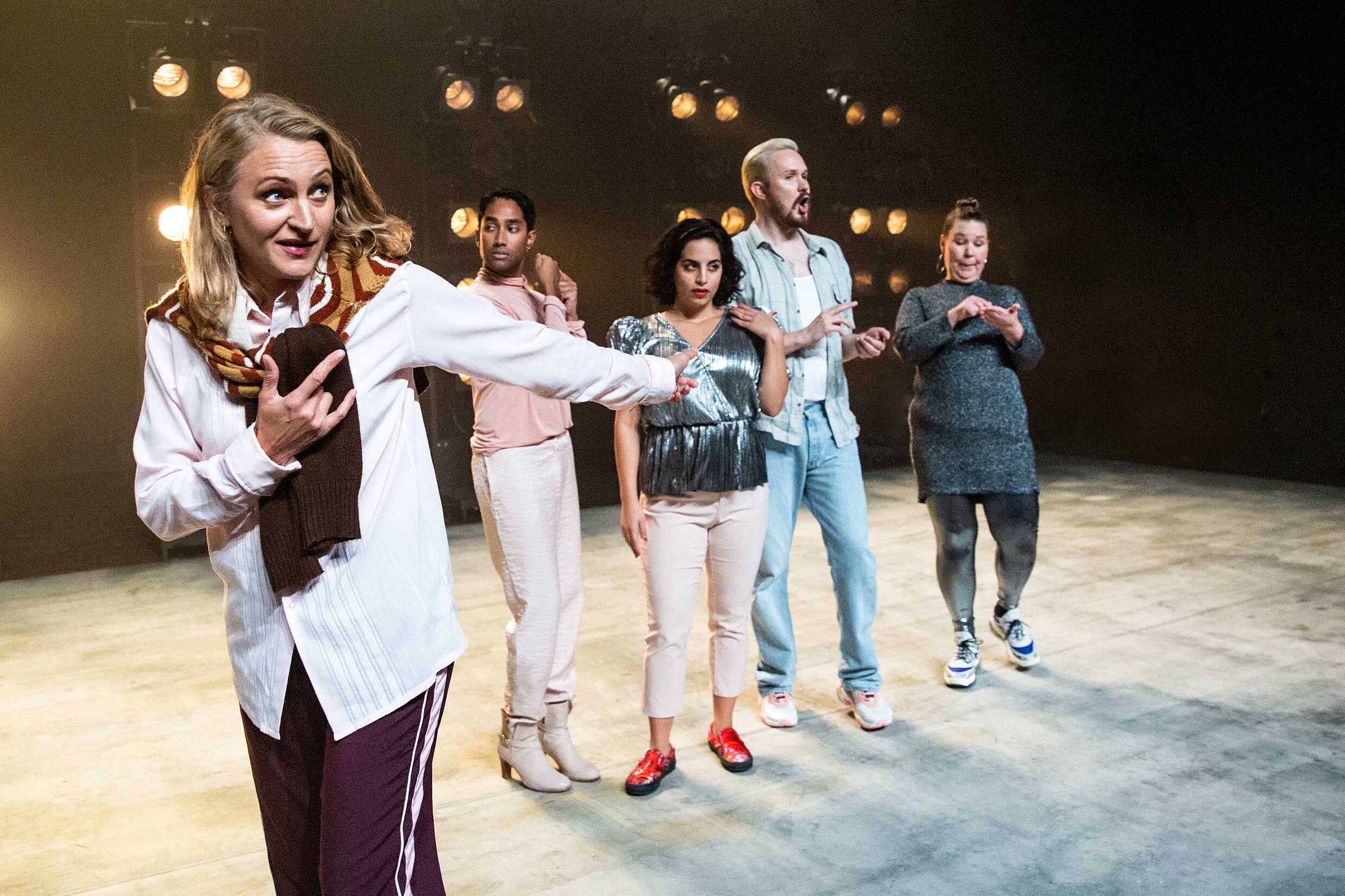 Maria Sundbom Lörelius, Samuel Astor, Maria Nohra, Daniel Nyström och Lotti Törnros  i Inatt blir allting annorlunda Discoteca Paraiso. Premiär 3 september 2021 på Kulturhuset Skärholmen.
