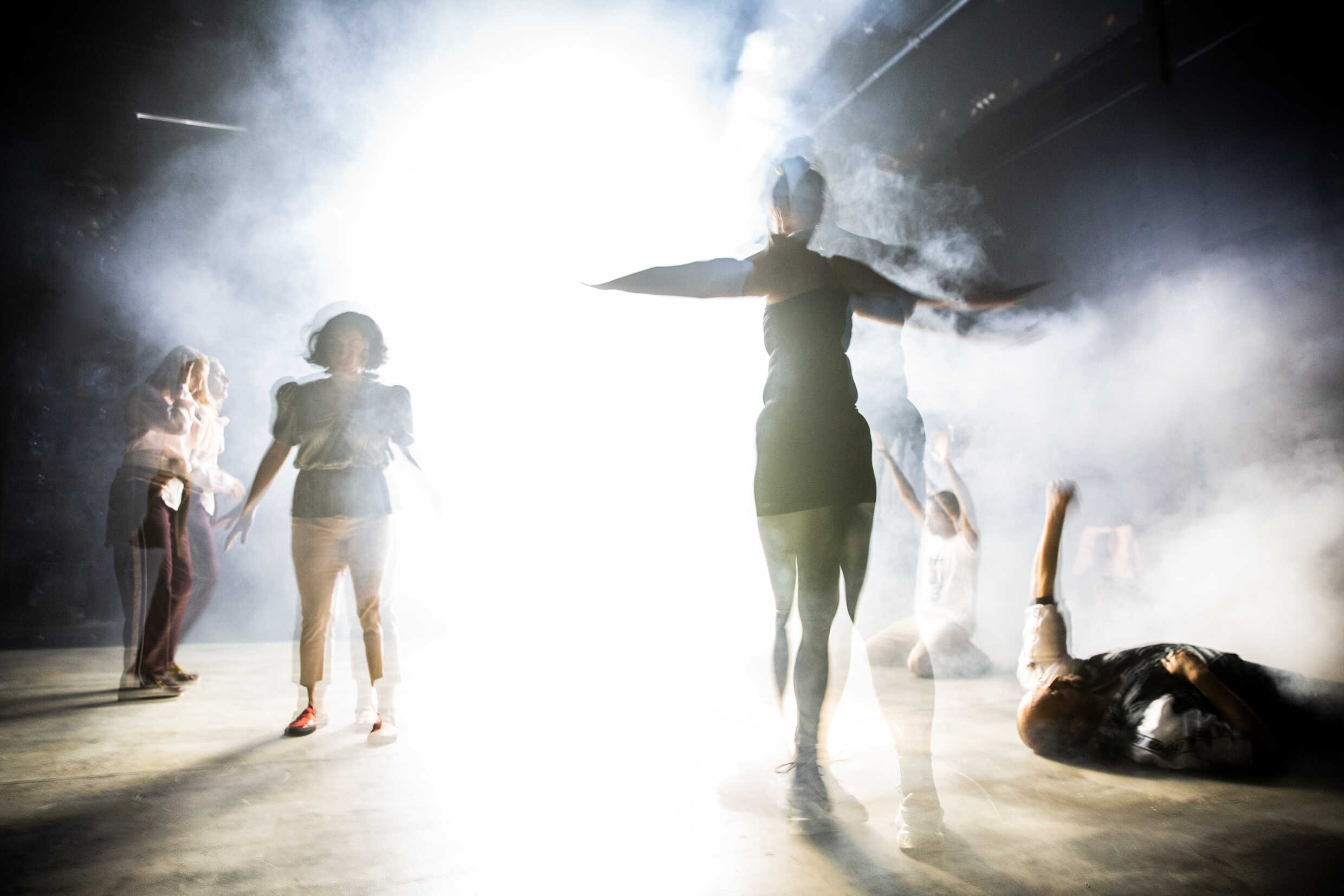 Maria Nohra, Samuel Astor, Joakim Gräns, Maria Sundbom Lörelius, Lotti Törnros, Rebecca Kaneld och Daniel Nyström i Inatt blir allting annorlunda Discoteca Paraiso. Premiär 3 september 2021 på Kulturhuset Skärholmen.