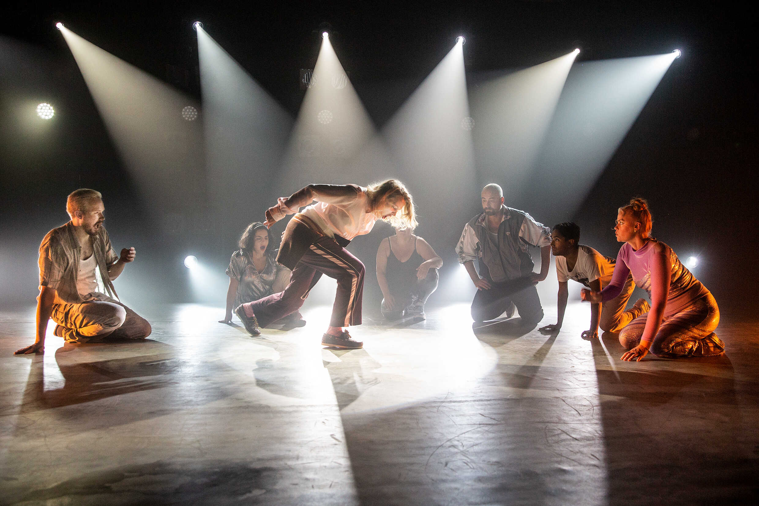 Daniel Nyström, Maria Nohra, Maria Sundbom Lörelius, Lotti Törnros, Joakim Gräns, Samuel Astor och Rebecca Kaneld  i Inatt blir allting annorlunda Discoteca Paraiso. Premiär 3 september 2021 på Kulturhuset Skärholmen.
