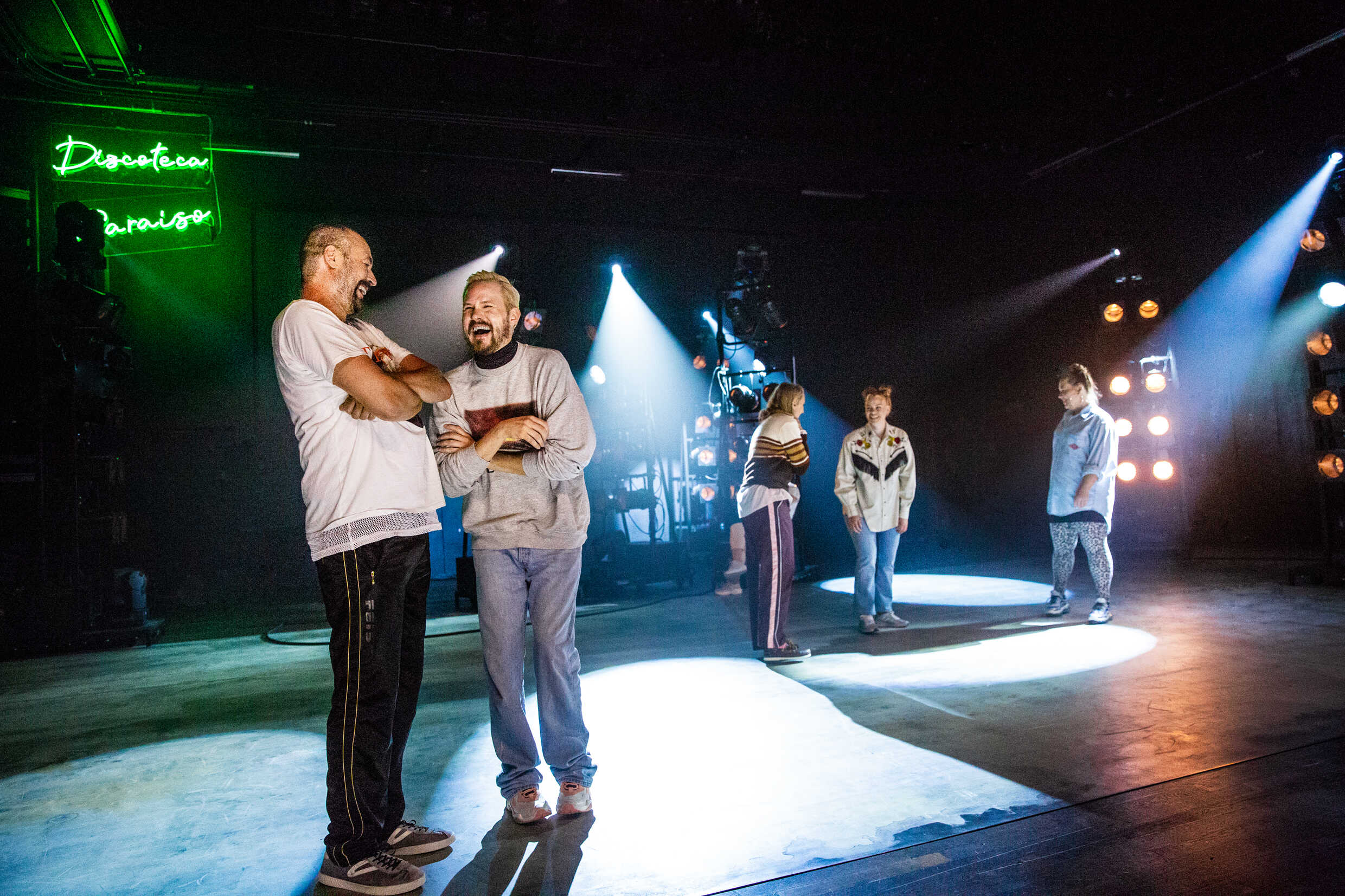 Joakim Gräns, Daniel Nyström, Maria Sundbom Lörelius, Rebecca Kaneld och Lotti Törnros i Inatt blir allting annorlunda Discoteca Paraiso. Premiär 3 september 2021 på Kulturhuset Skärholmen.