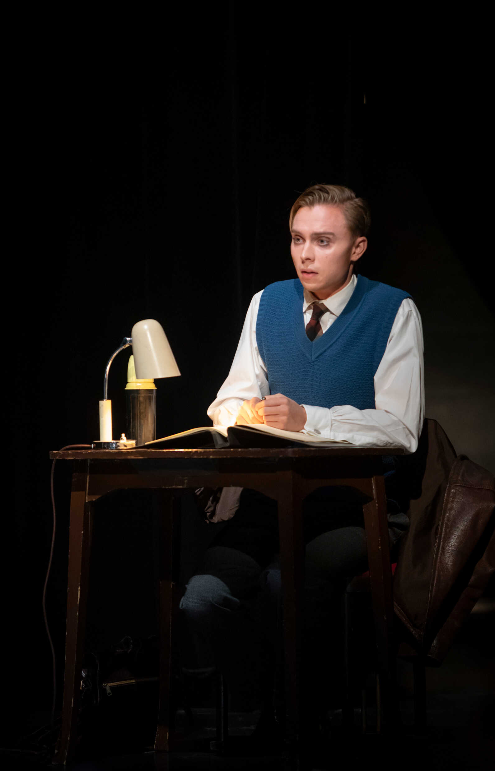 Simon Edenroth i det humoristiska dramat Barrymore, i regi av Philip Zandén. Premiär 29 september på Klarascenen.