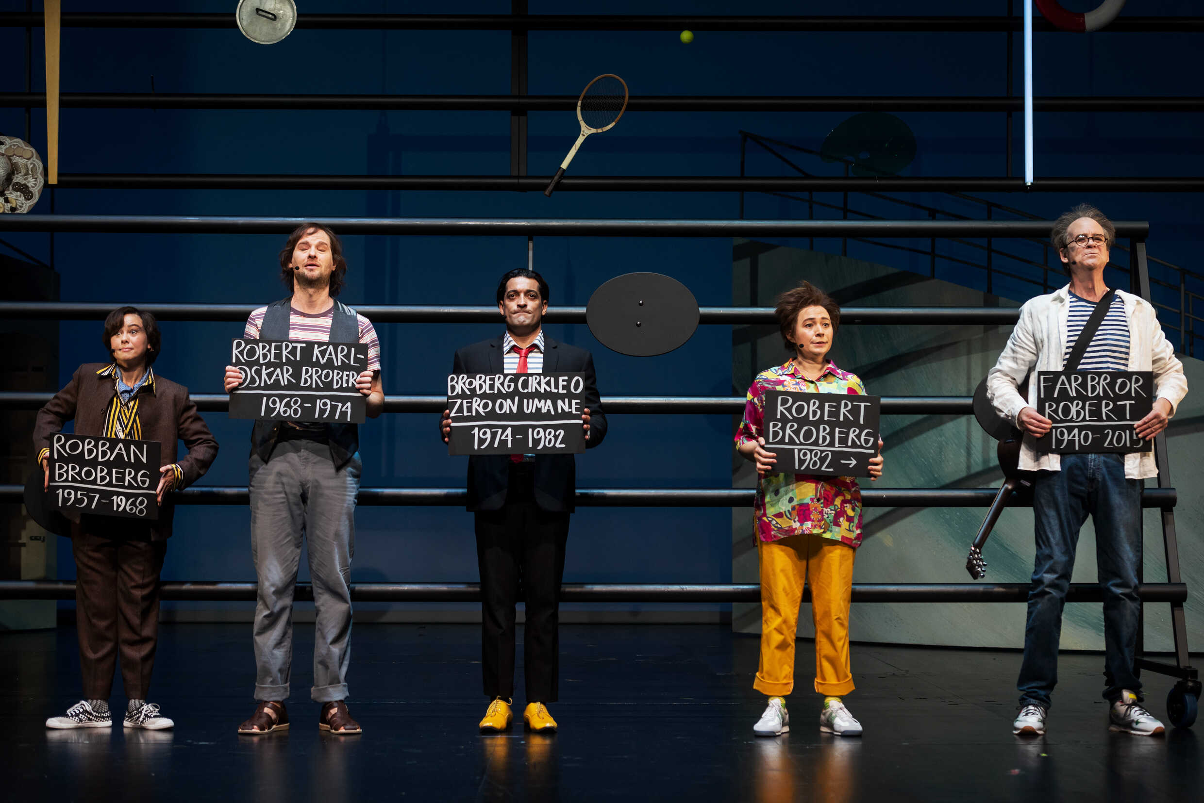 Lisa Larsson, Fredrik Lycke, Rennie Mirro,Frida Hallgren och Christer Fant och  i Roberts Broberg- och dalbana. Urpremiär 22 oktober på Stora scenen