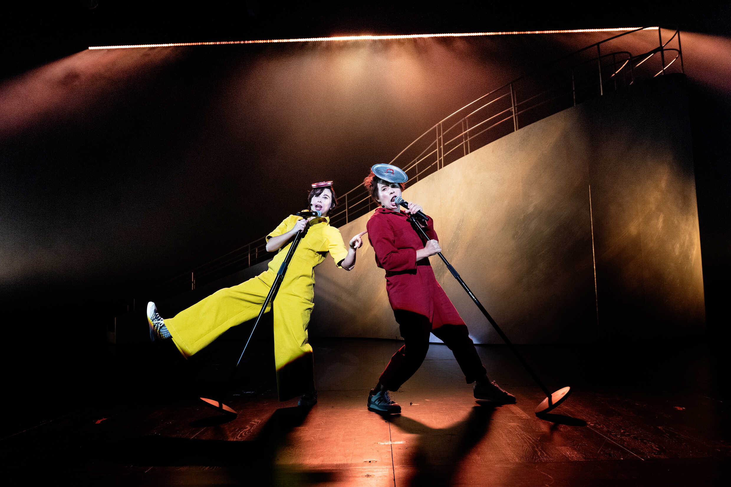 Lisa Larsson och Frida Hallgren i Roberts Broberg- och dalbana. Urpremiär 22 oktober på Stora scenen