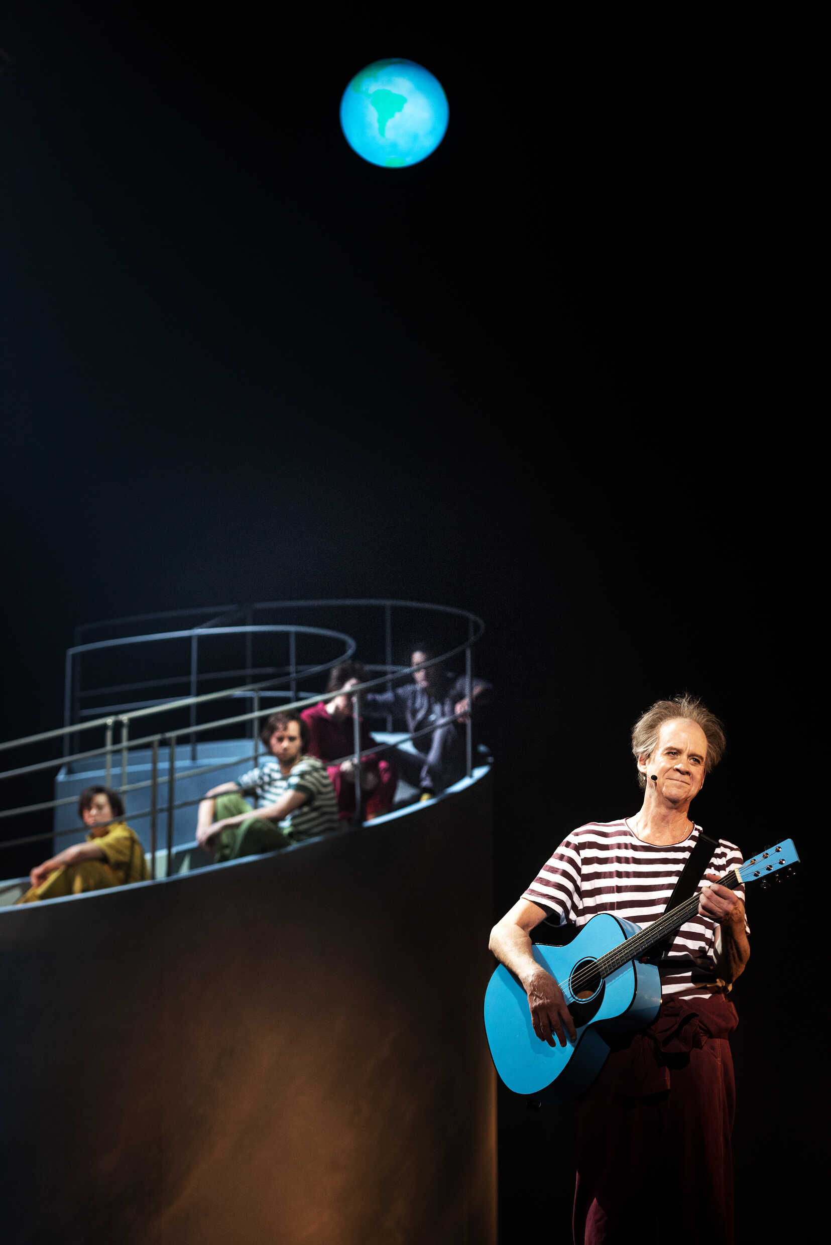 Christer Fant och ensemblen i Roberts Broberg- och dalbana. Urpremiär 22 oktober på Stora scenen