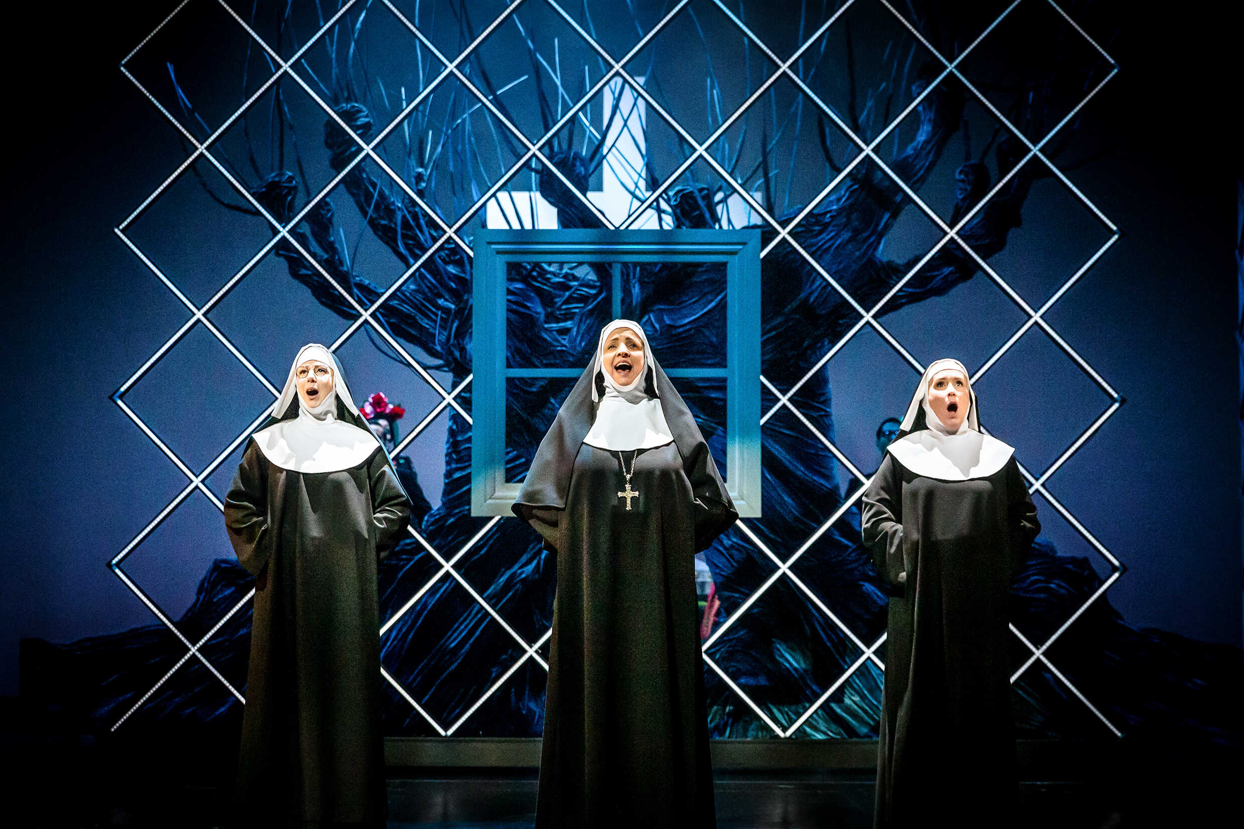 Jenny Holmgren, Shirley Clamp och Annica Edstam i The Sound of Music på Kulturhuset Stadsteatern.