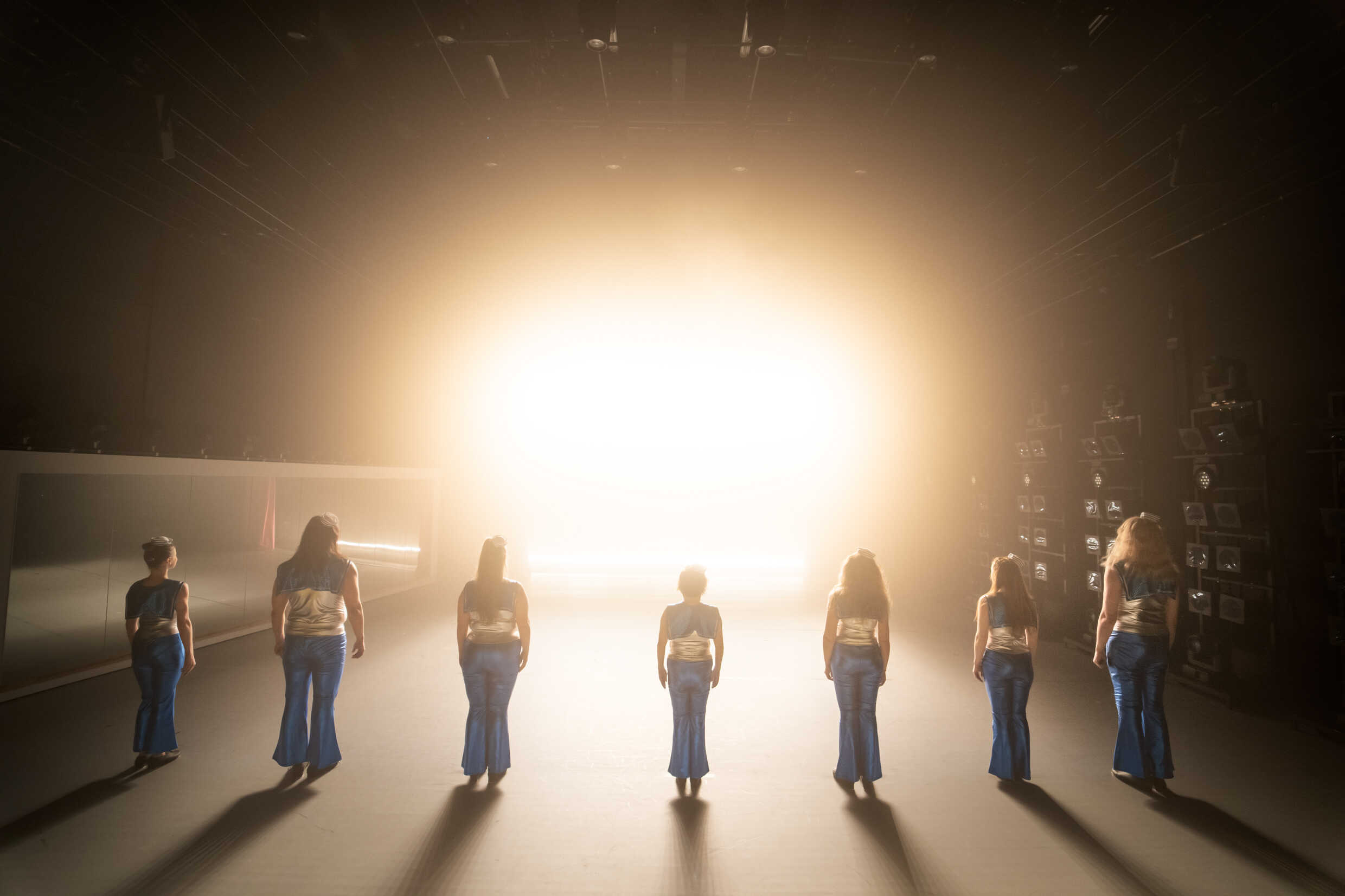Dance Nation på Kulturhuset Stadsteatern Skärholmen. Emma Mehonic, Lotti Törnros, Nils Närman Svensson, Siri Hamari, Magdalena Eshaya och Joakim Gräns.