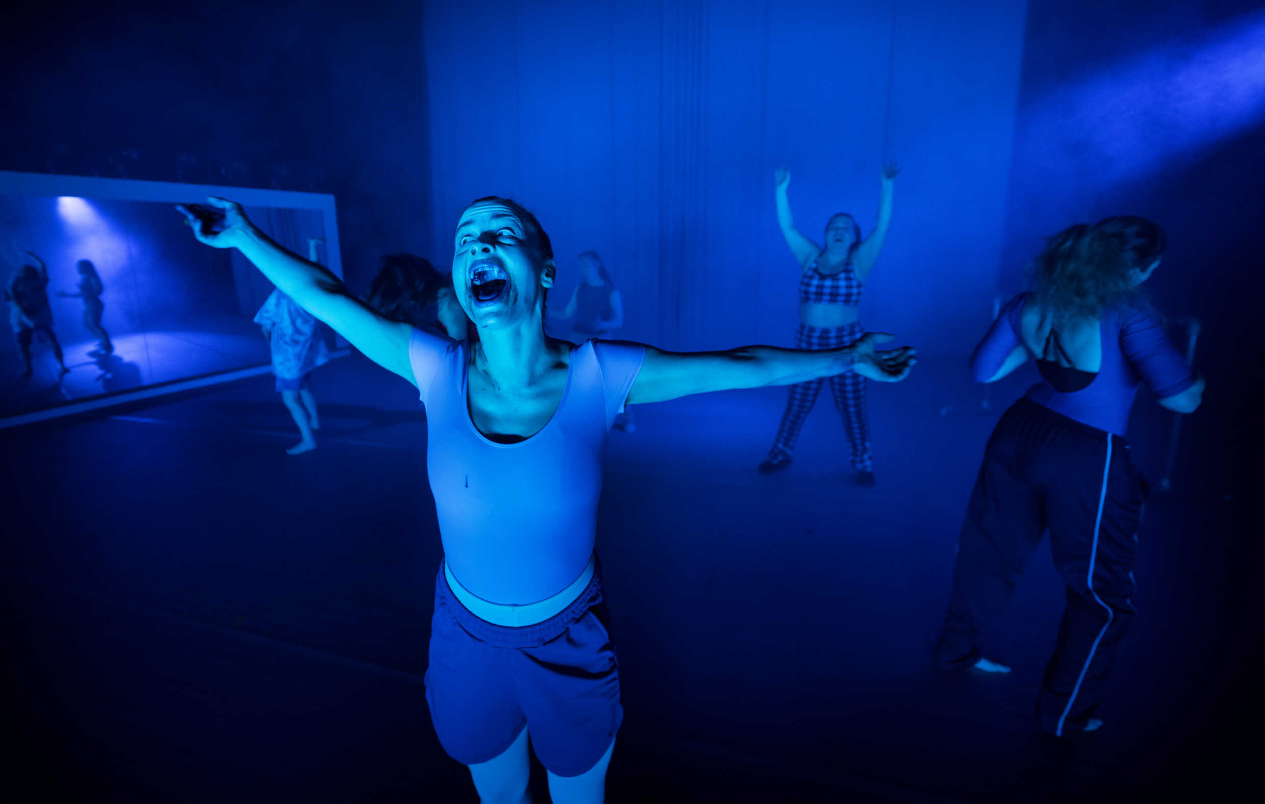 Dance Nation på Kulturhuset Stadsteatern Skärholmen. Emma Mehonic, Magdalena Eshaya och Lotti Törnros.